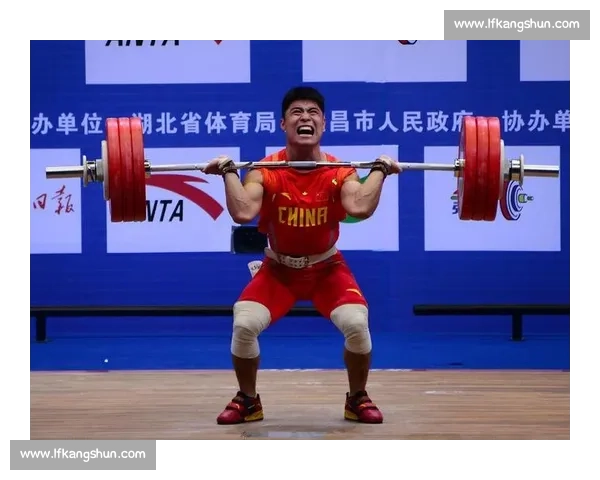 巅峰力量较量：举重选手极限挑战赛全纪录